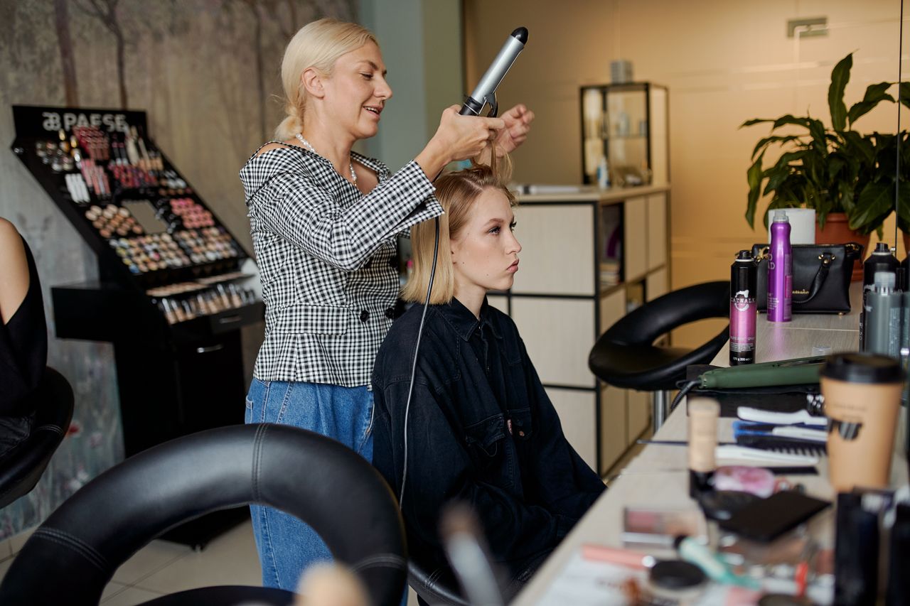 Ζεστό balayage με απαλές μεταβάσεις χρώματος