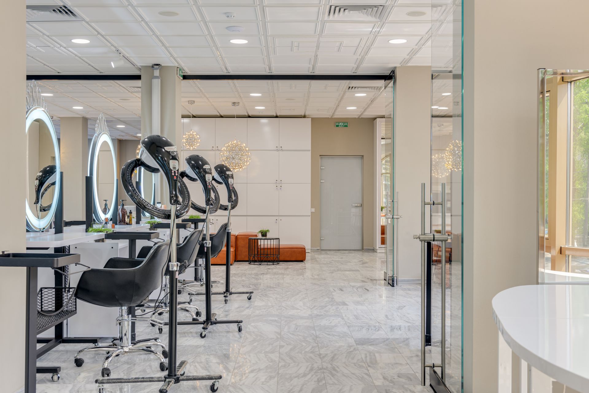 Σύγχρονος εσωτερικός χώρος του hair atelier Gadure στην Αθήνα